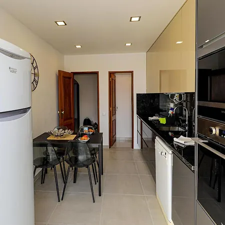 C23 - Parkway Entrance In Apartment