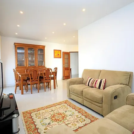 C23 - Parkway Entrance In Apartment *