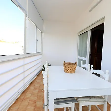C23 - Parkway Entrance In Apartment *
