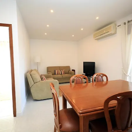 C23 - Parkway Entrance In Apartment *