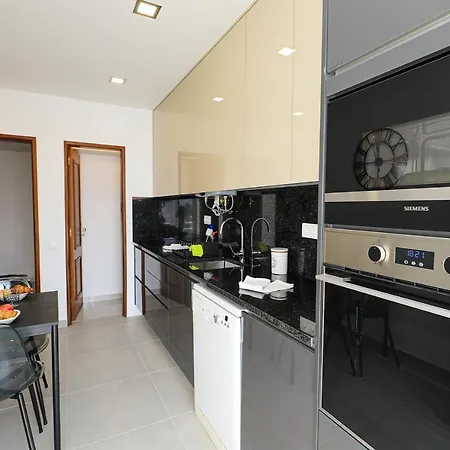 C23 - Parkway Entrance In Apartment