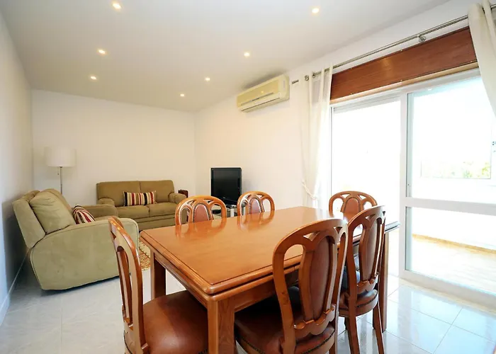 C23 - Parkway Entrance In Apartment *